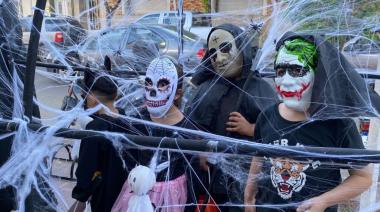Halloween vibró en Nueve de Julio: disfraces, dulces y diversión en las calles