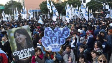 Cristina Kirchner dijo que está "tranquila" y envió un mensaje a la militancia: “Vamos a volver”