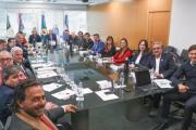 Los gobernadores buscan repartirse el impuesto a los combustibles y coparticipar los ATN