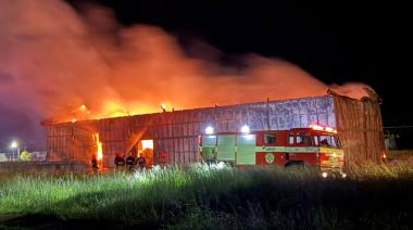 Devastador incendio en un galpón del ex-ferrocarril Sarmiento en Facundo Quiroga