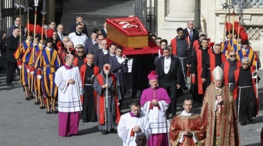 Acompañado por cardenales y entre aplausos: así fue el traslado del féretro de Francisco a San Pedro