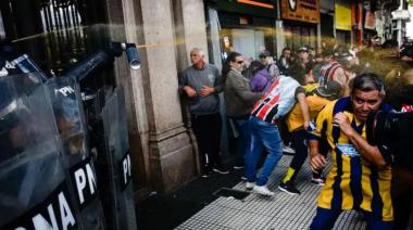 Fuerte represión policial a la masiva marcha de jubilados con apoyo de hinchas de fútbol