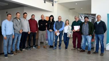 Gentile recibió a empresarios y homenajeó a dos firmas históricas del distrito
