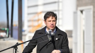 Kicillof presionó a YPF para que defina la locación de la planta de GNL y anunció un RIGI bonaerense
