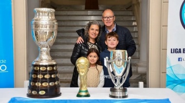 Bragado recibió las copas de la Selección Argentina de Fútbol