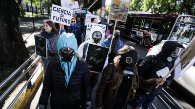 Vestidos como "El Eternauta", científicos denunciaron el “ajuste” del sector
