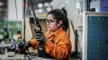 La economía cayó en marzo por primera vez en casi un año