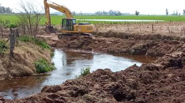 Continúan los trabajos en los caminos rurales y canales del distrito