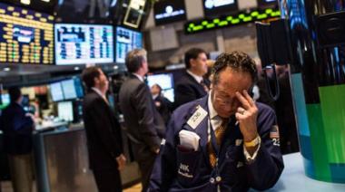 Las acciones argentinas perdieron hasta 13% y el riesgo país superó los 900 puntos