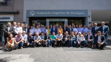 Intendentes de todo el país rechazan pedido de Luis Caputo a gobernadores para que los municipios eliminen tasas