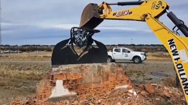 Crece el repudio a la destrucción del monumento a Osvaldo Bayer en Santa Cruz
