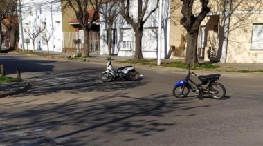 Chocaron 2 motos en la esquina de la plaza Italia