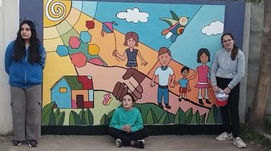 Alumnas de la EMAC pintaron un mural sobre infancia y comunidad