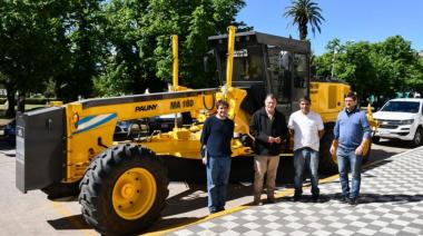 El Municipio presentó una nueva motoniveladora para recuperar caminos rurales