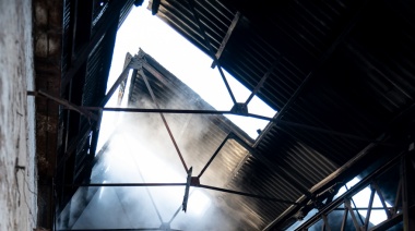 Incendio de basura en los galpones abandonados del ferrocarril donde funcionó el depósito judicial de autos