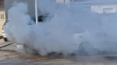 Se incendió un auto frente al colegio Santa María y los alumnos "cubrieron" el hecho