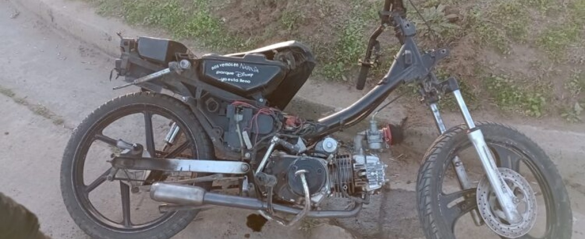 Un niño de 12 años chocó manejando una moto