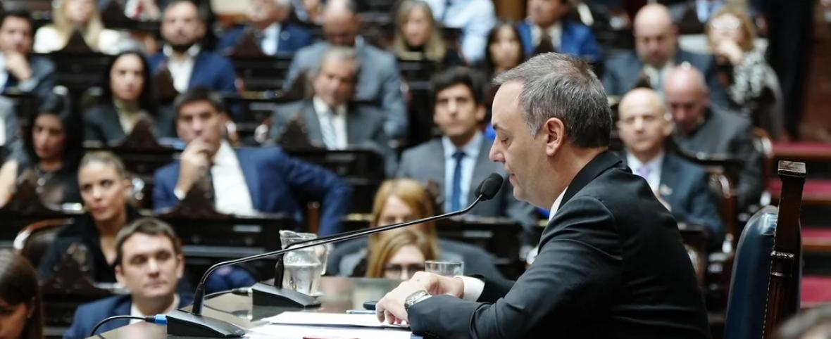 Adorni dijo que no cometió delitos, se cruzó con opositores y afirmó: “No voy a renunciar”