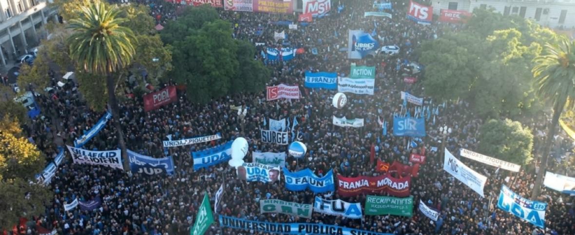 Masiva marcha de estudiantes y docentes universitarios para reclamar fondos al Gobierno