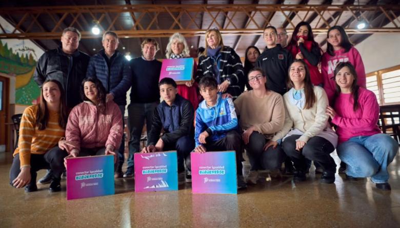Stadnik entregó netbooks en Moctezuma, Smith y La Dorita