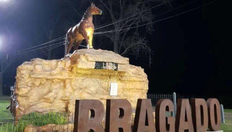 Bragado iluminó el Monumento al Caballo para visibilizar la lucha contra el suicidio