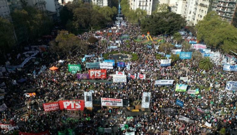 Una multitud celebró el revés a los vetos presidenciales frente al Congreso