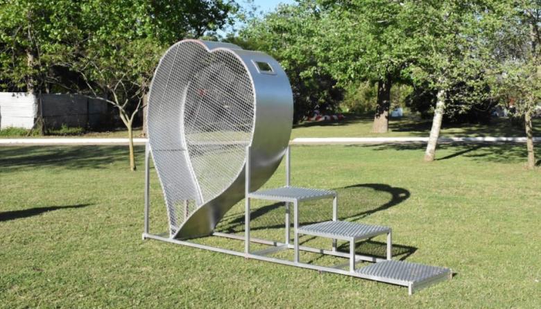 Ecología: el Polo Ambiental diseñó un corazón de hierro para recolectar tapitas