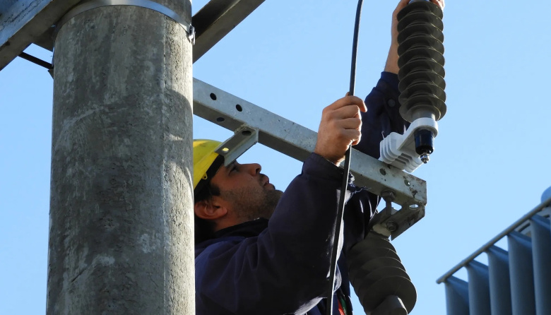 Nueva tecnología eléctrica mejora el servicio en Nueva Plata y Magdala