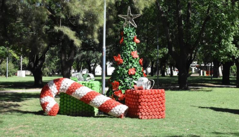 Vecinos del Barrio Esperanza crean adornos navideños con productos de reciclaje