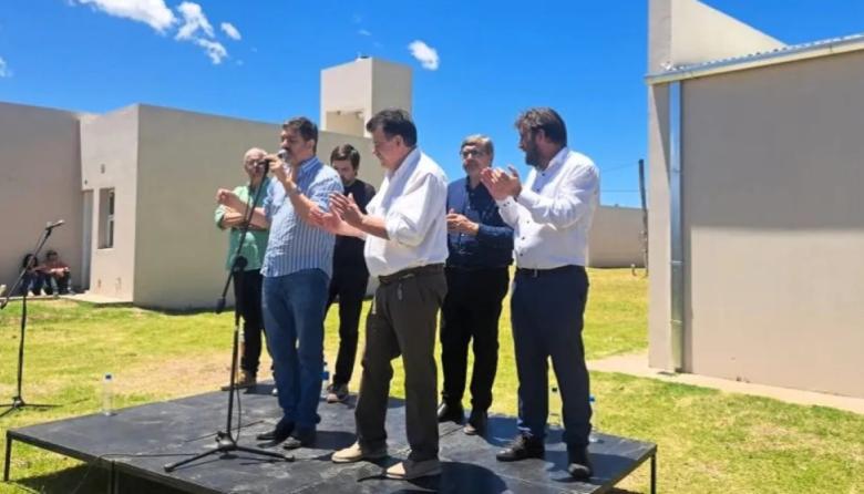 Junto a Bianco y Kreplak, Barenghi entregó 70 viviendas y una ambulancia