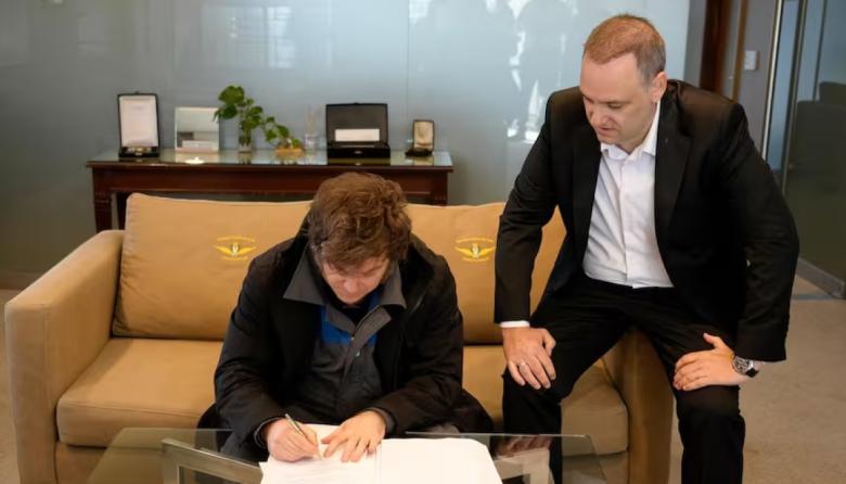 ¿Cuáles son las claves de la reforma laboral que busca implementar Milei?