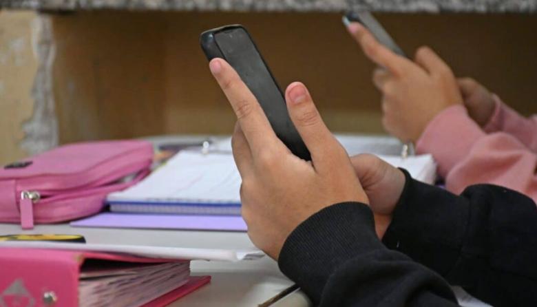 Avanza la ley que regula el uso de celulares en escuelas secundarias