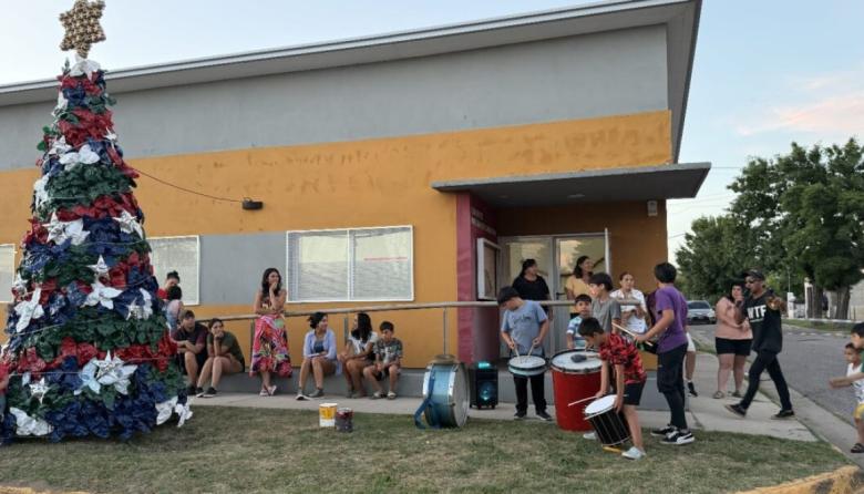 Barrio Esperanza inauguró su arbolito navideño hecho de botellas recicladas