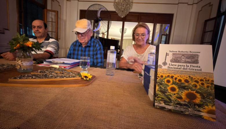 Presentan libro sobre los orígenes y la identidad girasolera de Carlos Casares