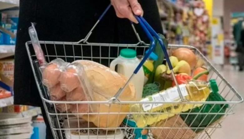 La canasta alimentaria saltó casi 6% en enero y duplicó a la inflación