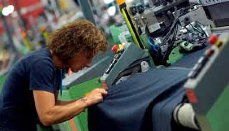 La industria cayó en diciembre y cerró 2025 con una baja de casi 4%