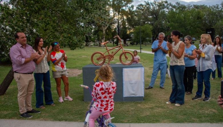 Cáncer infantil: se inauguró la “Bicicleta Dorada” en el Parque Municipal