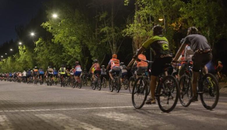 Realizan una bicicleteada nocturna a beneficio de instituciones educativas
