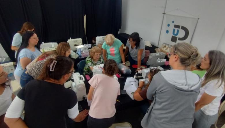 Inicio exitoso de los talleres de costura y manejo de máquinas de coser