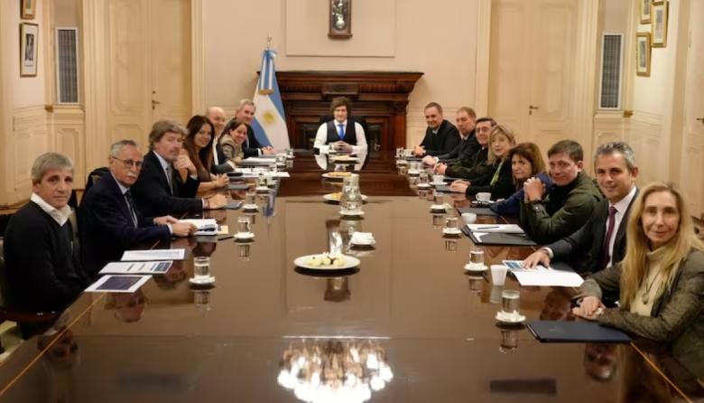Milei encabezó la reunión de Gabinete en otra señal de apoyo a Adorni