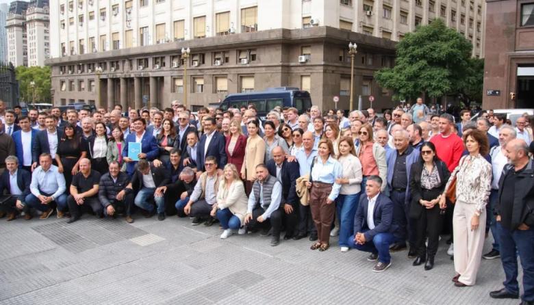 Intendentes marcharon al Ministerio de Economía por fondos y obras paralizadas