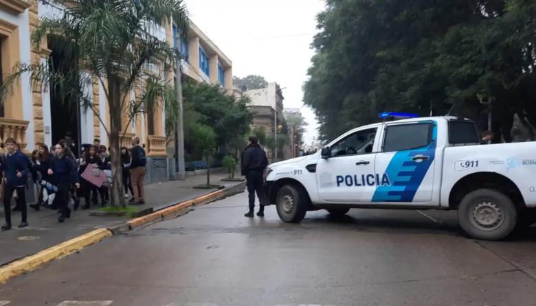 Presentan ley para que los padres paguen por falsas amenazas en las escuelas