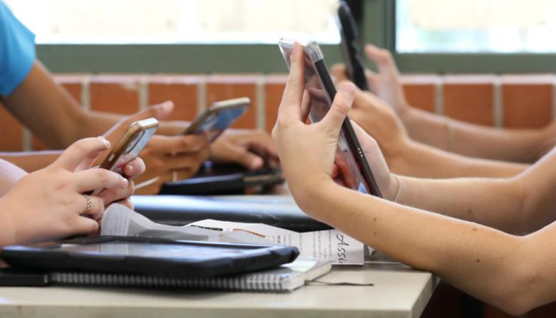 Trenque Lauquen opta por restringir el uso de celulares en escuelas