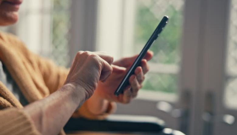Realizan taller para que adultos mayores aprendan a usar el celular