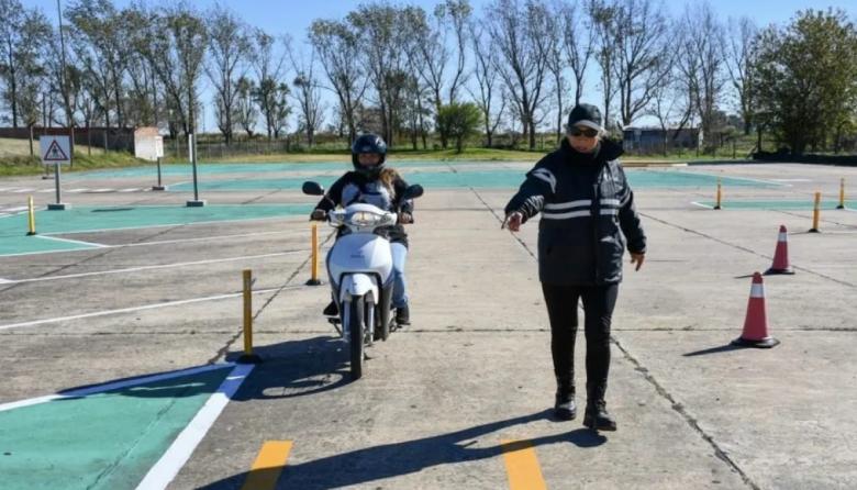 La Escuela de Conductores incorporó un ciclomotor para prácticas y exámenes