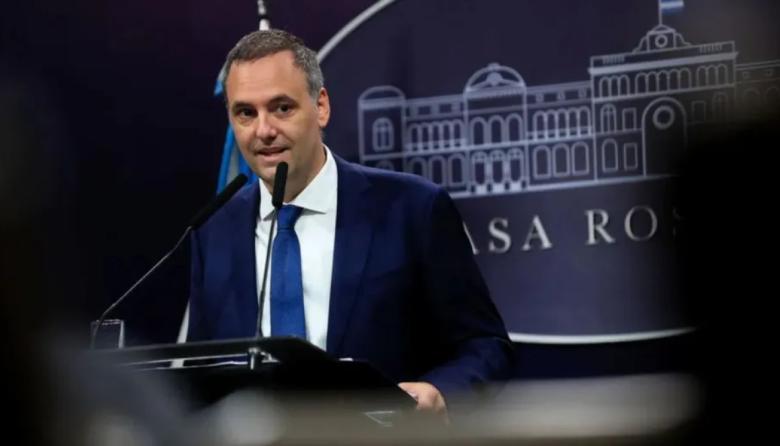 El Gobierno reabrirá la sala de periodistas y Adorni brindará una conferencia