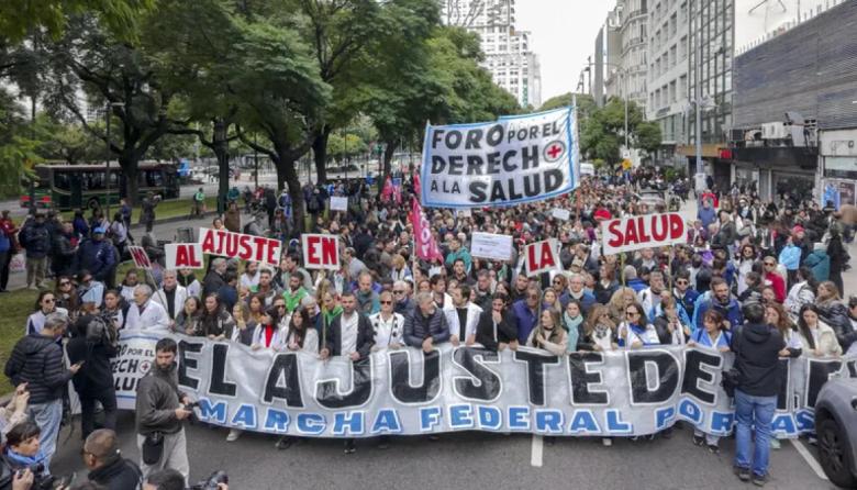 Reclamo por más presupuesto: masiva marcha por la salud pública a Plaza de Mayo
