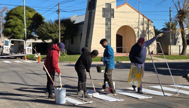 Avanzan los trabajos de repintado de señalética vial en la ciudad