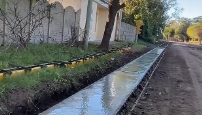 El barrio Centenario suma nuevas cuadras de cordón cuneta