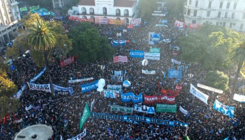 Masiva marcha de estudiantes y docentes universitarios para reclamar fondos al Gobierno